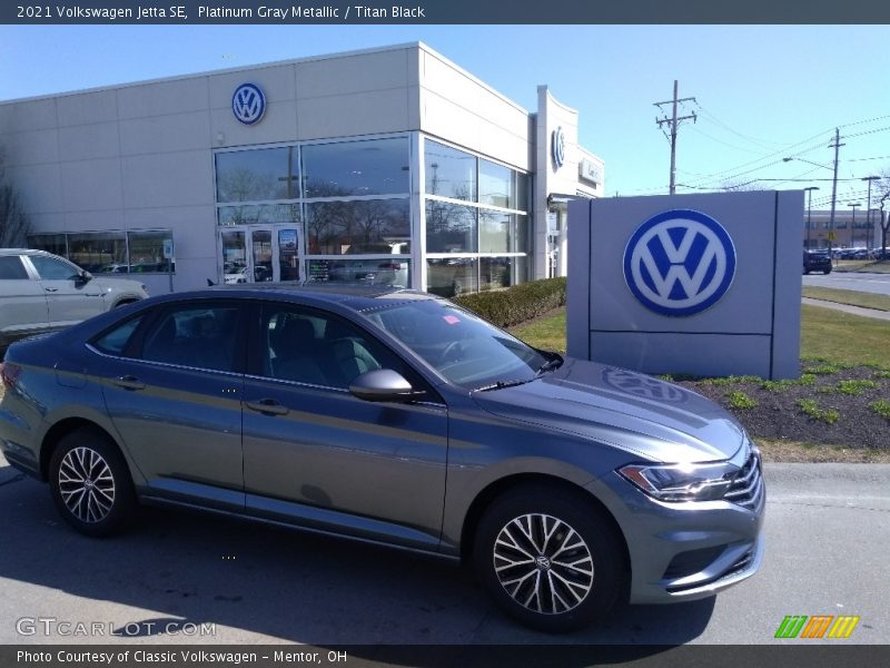 Platinum Gray Metallic / Titan Black 2021 Volkswagen Jetta SE