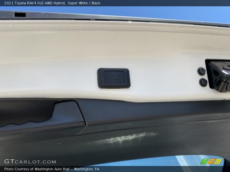 Super White / Black 2021 Toyota RAV4 XLE AWD Hybrid