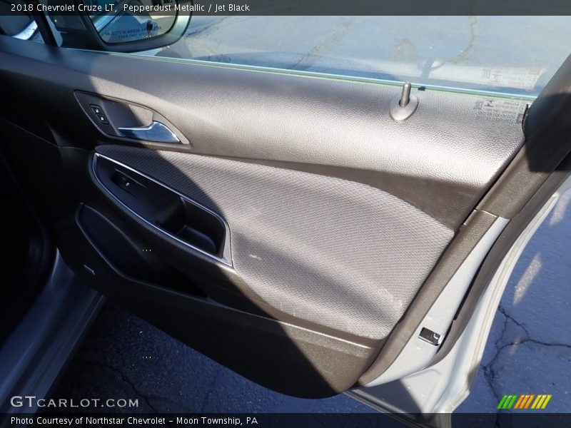 Pepperdust Metallic / Jet Black 2018 Chevrolet Cruze LT