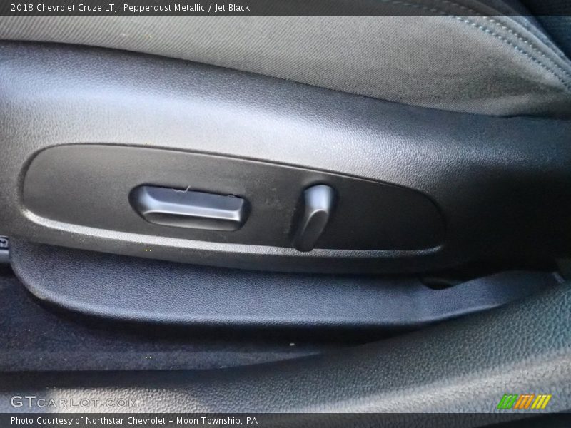 Pepperdust Metallic / Jet Black 2018 Chevrolet Cruze LT