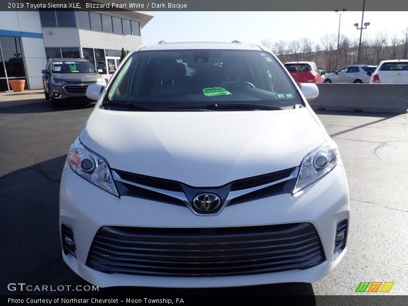 Blizzard Pearl White / Dark Bisque 2019 Toyota Sienna XLE