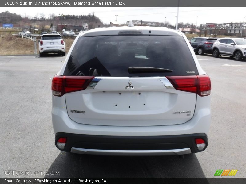 Diamond White Pearl / Black 2018 Mitsubishi Outlander SE S-AWC