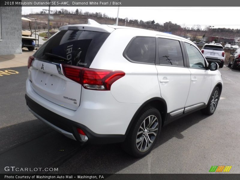 Diamond White Pearl / Black 2018 Mitsubishi Outlander SE S-AWC