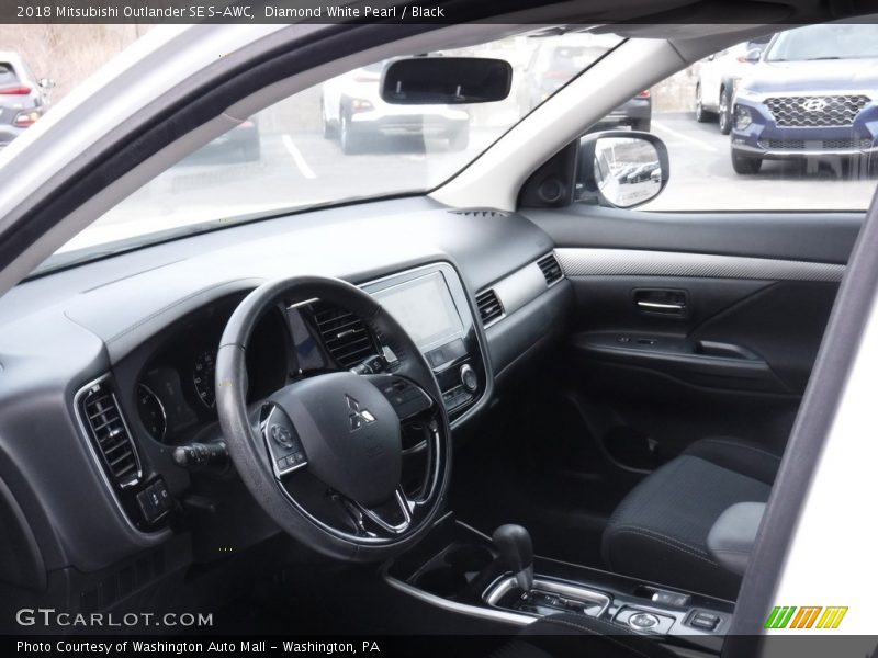 Diamond White Pearl / Black 2018 Mitsubishi Outlander SE S-AWC