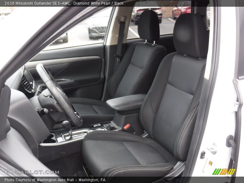 Diamond White Pearl / Black 2018 Mitsubishi Outlander SE S-AWC