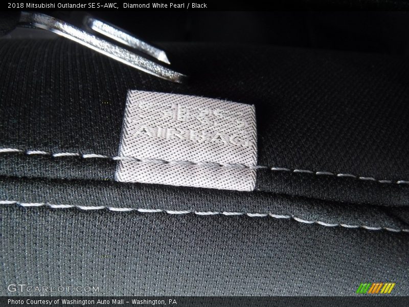 Diamond White Pearl / Black 2018 Mitsubishi Outlander SE S-AWC