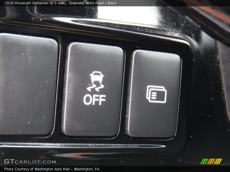 Diamond White Pearl / Black 2018 Mitsubishi Outlander SE S-AWC