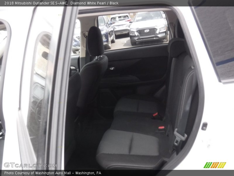 Diamond White Pearl / Black 2018 Mitsubishi Outlander SE S-AWC