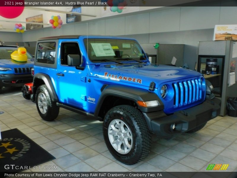 Front 3/4 View of 2021 Wrangler Islander 4x4