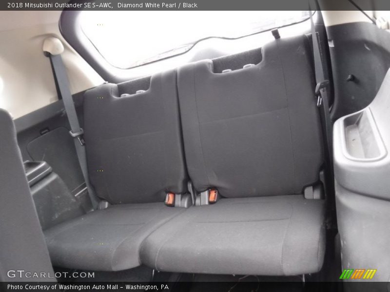 Diamond White Pearl / Black 2018 Mitsubishi Outlander SE S-AWC
