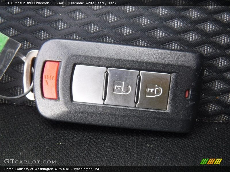 Diamond White Pearl / Black 2018 Mitsubishi Outlander SE S-AWC
