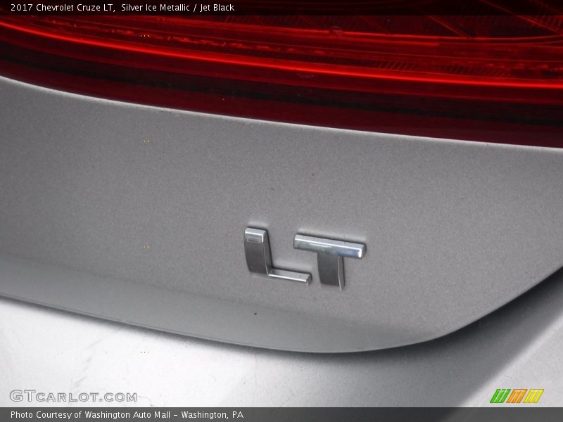 Silver Ice Metallic / Jet Black 2017 Chevrolet Cruze LT