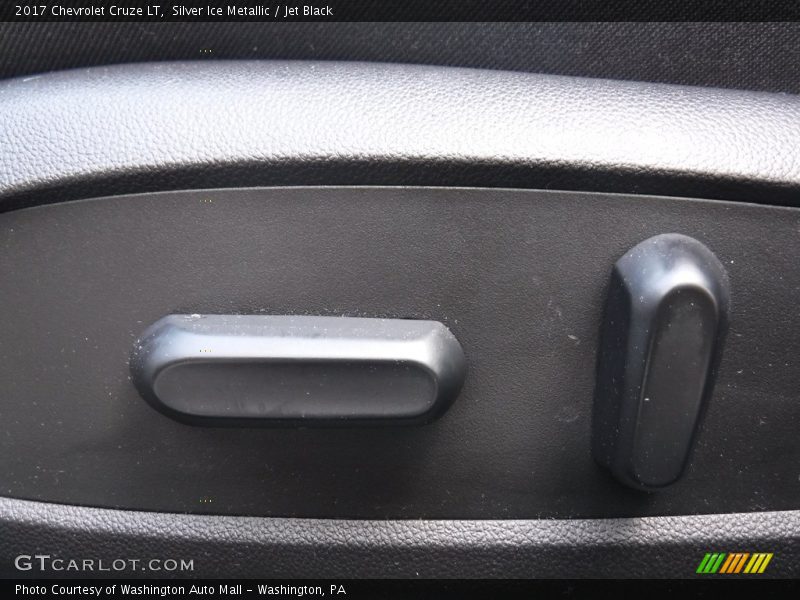 Silver Ice Metallic / Jet Black 2017 Chevrolet Cruze LT