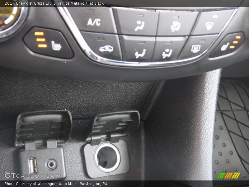 Silver Ice Metallic / Jet Black 2017 Chevrolet Cruze LT