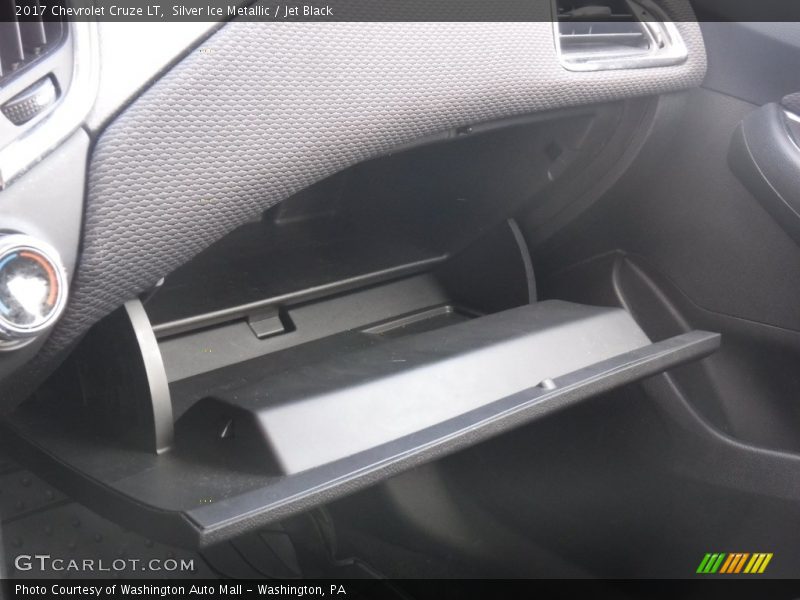 Silver Ice Metallic / Jet Black 2017 Chevrolet Cruze LT
