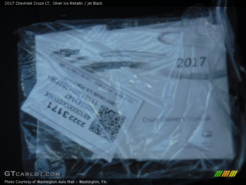Silver Ice Metallic / Jet Black 2017 Chevrolet Cruze LT