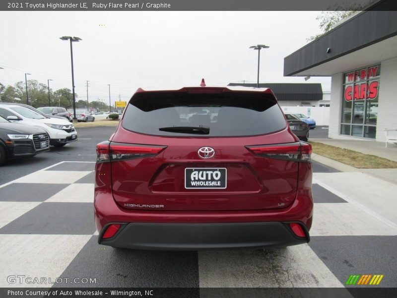 Ruby Flare Pearl / Graphite 2021 Toyota Highlander LE