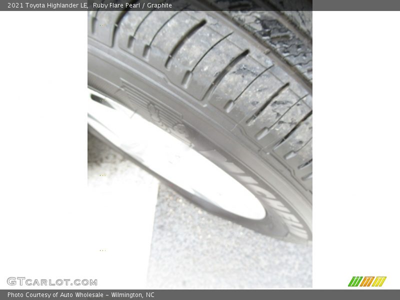 Ruby Flare Pearl / Graphite 2021 Toyota Highlander LE