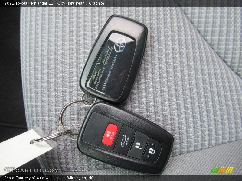 Ruby Flare Pearl / Graphite 2021 Toyota Highlander LE