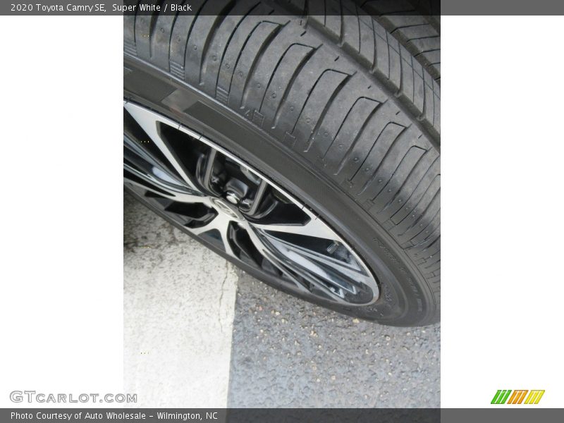 Super White / Black 2020 Toyota Camry SE