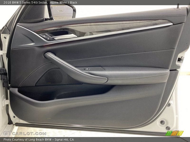 Alpine White / Black 2018 BMW 5 Series 540i Sedan