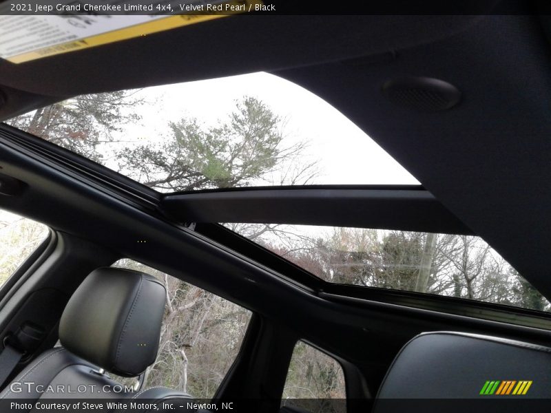 Sunroof of 2021 Grand Cherokee Limited 4x4