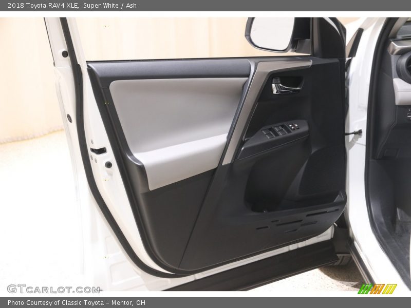 Super White / Ash 2018 Toyota RAV4 XLE