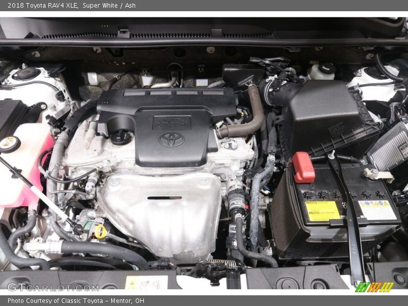 Super White / Ash 2018 Toyota RAV4 XLE