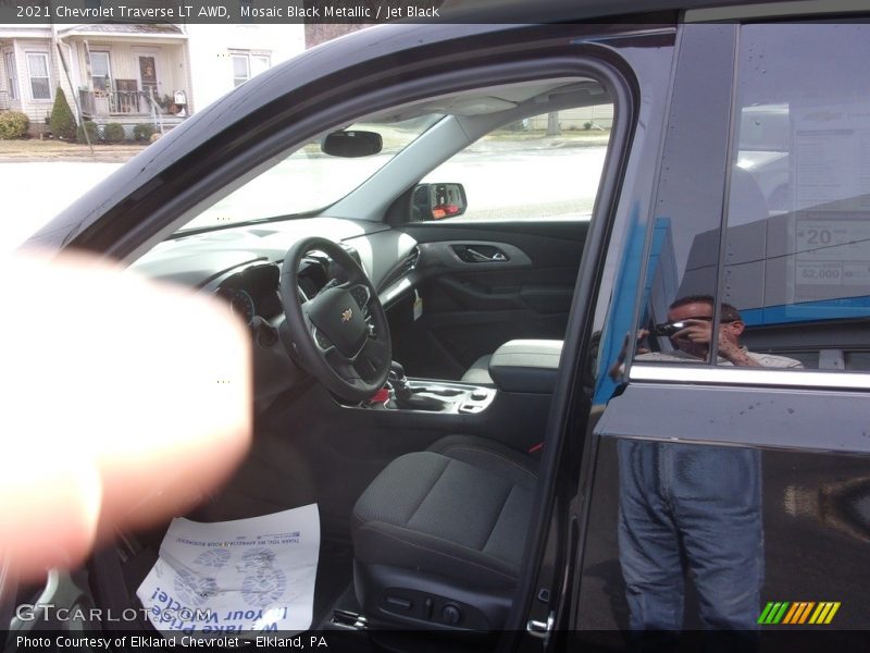 Mosaic Black Metallic / Jet Black 2021 Chevrolet Traverse LT AWD
