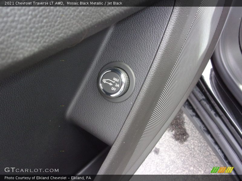 Mosaic Black Metallic / Jet Black 2021 Chevrolet Traverse LT AWD