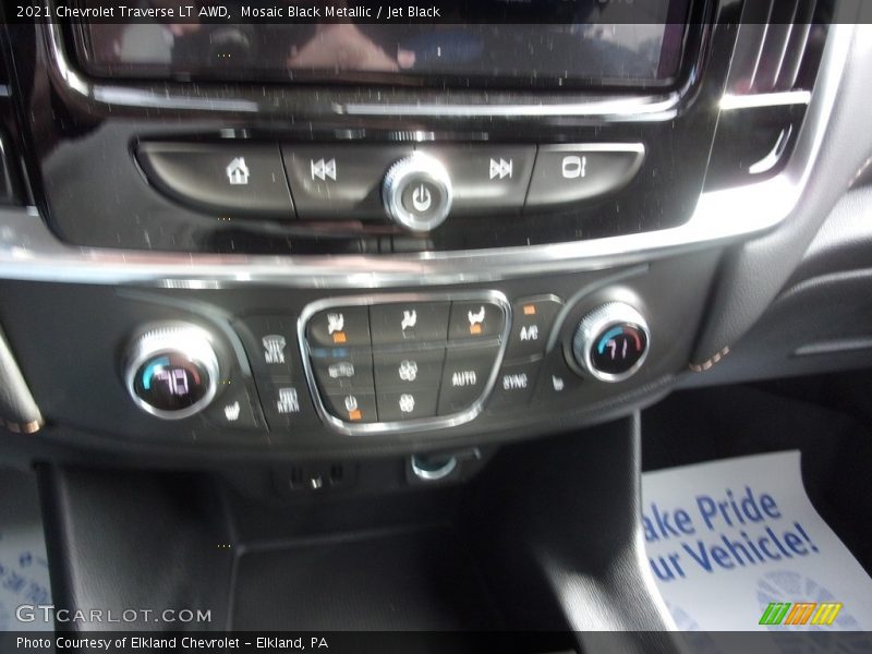 Mosaic Black Metallic / Jet Black 2021 Chevrolet Traverse LT AWD