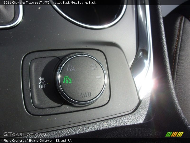 Mosaic Black Metallic / Jet Black 2021 Chevrolet Traverse LT AWD