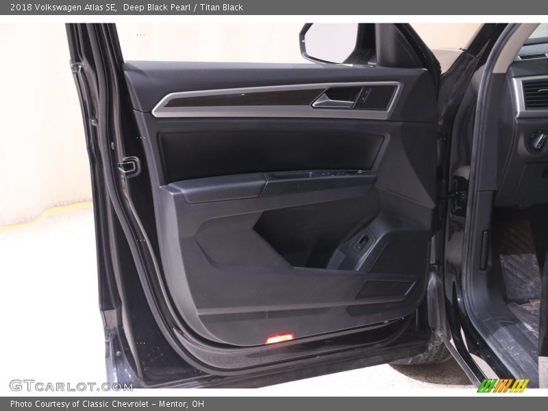 Deep Black Pearl / Titan Black 2018 Volkswagen Atlas SE