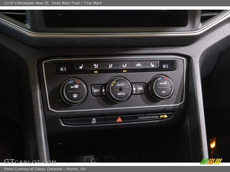 Deep Black Pearl / Titan Black 2018 Volkswagen Atlas SE