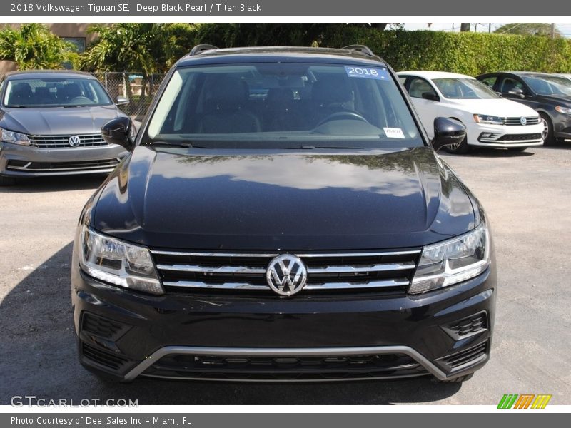 Deep Black Pearl / Titan Black 2018 Volkswagen Tiguan SE