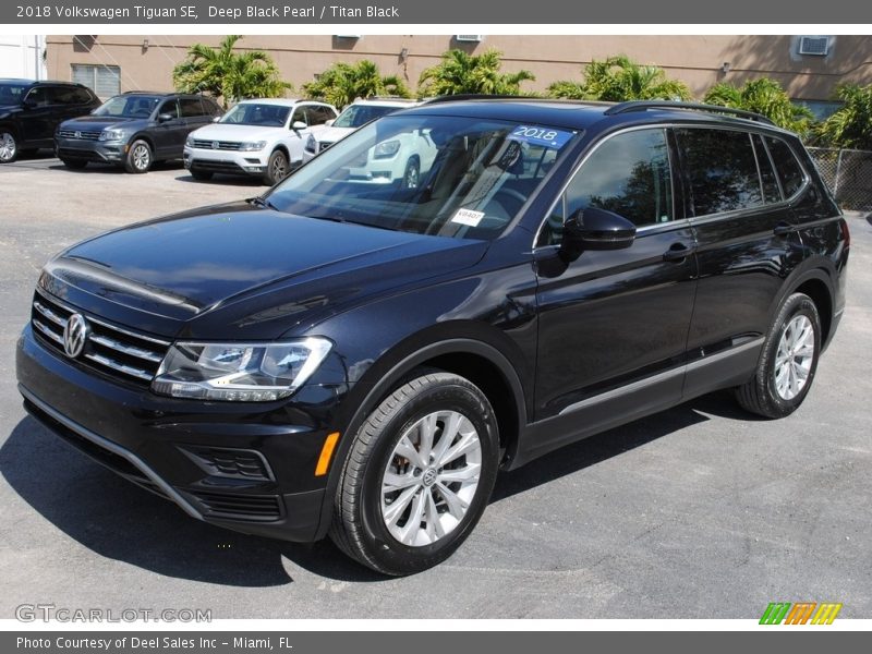 Deep Black Pearl / Titan Black 2018 Volkswagen Tiguan SE