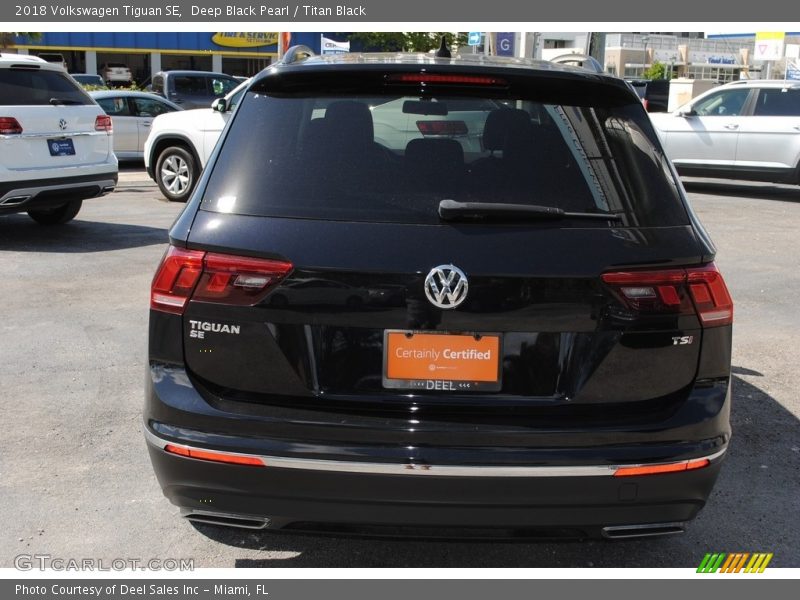 Deep Black Pearl / Titan Black 2018 Volkswagen Tiguan SE
