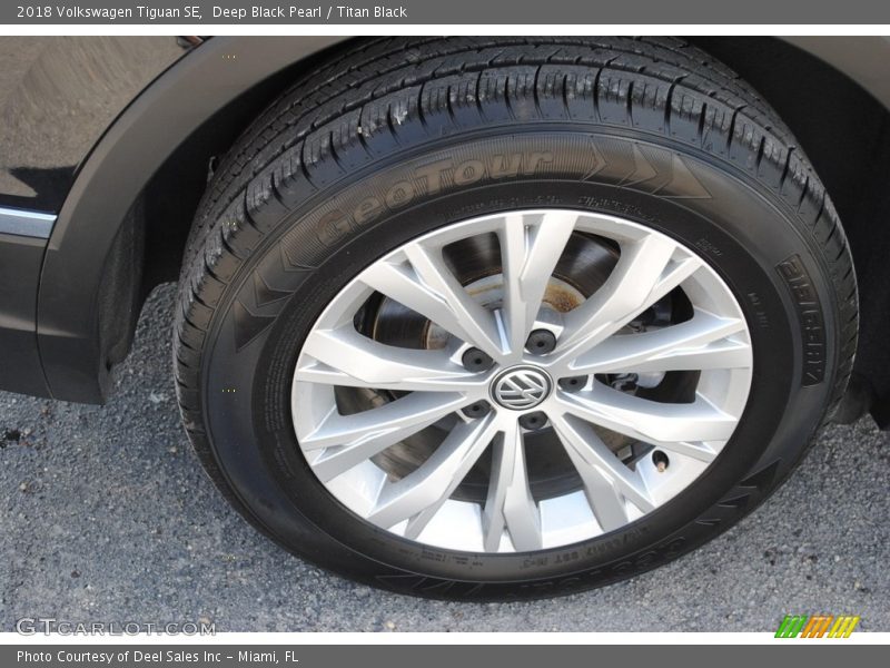 Deep Black Pearl / Titan Black 2018 Volkswagen Tiguan SE