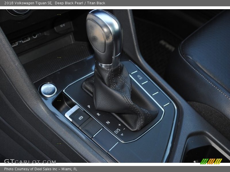 Deep Black Pearl / Titan Black 2018 Volkswagen Tiguan SE