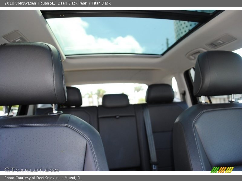 Deep Black Pearl / Titan Black 2018 Volkswagen Tiguan SE