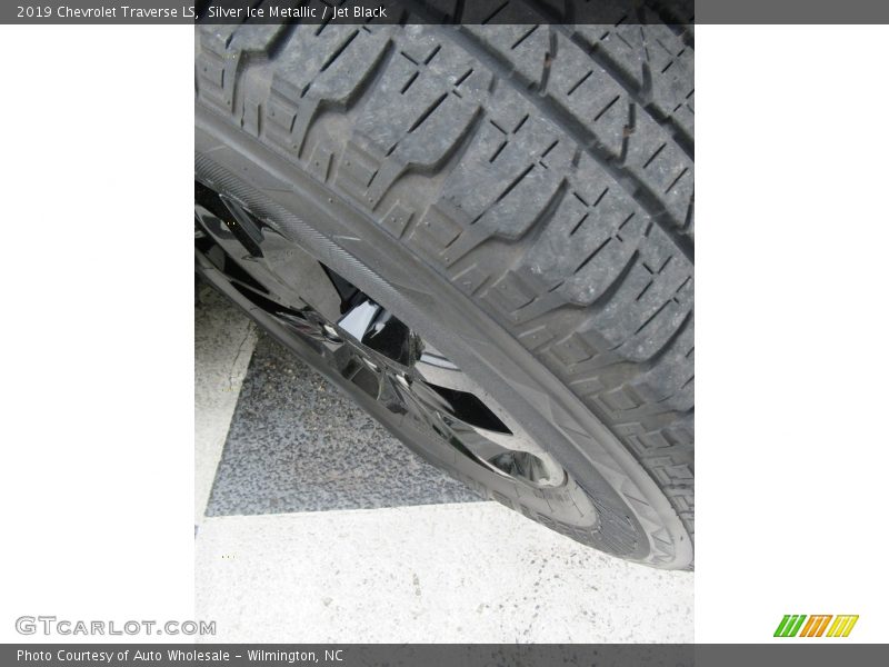 Silver Ice Metallic / Jet Black 2019 Chevrolet Traverse LS