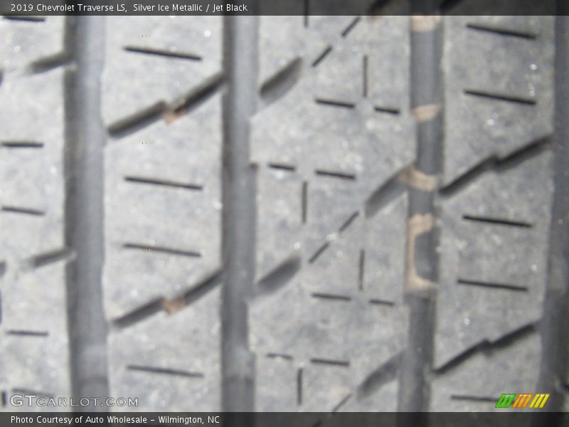 Silver Ice Metallic / Jet Black 2019 Chevrolet Traverse LS