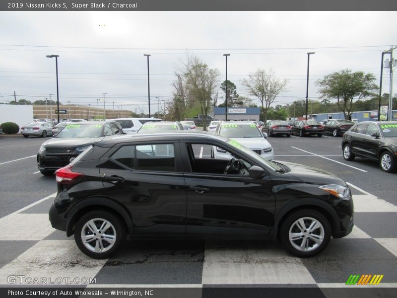 Super Black / Charcoal 2019 Nissan Kicks S