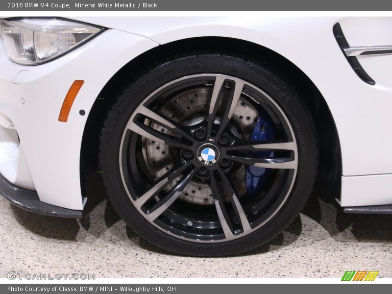 Mineral White Metallic / Black 2016 BMW M4 Coupe
