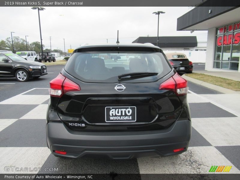 Super Black / Charcoal 2019 Nissan Kicks S