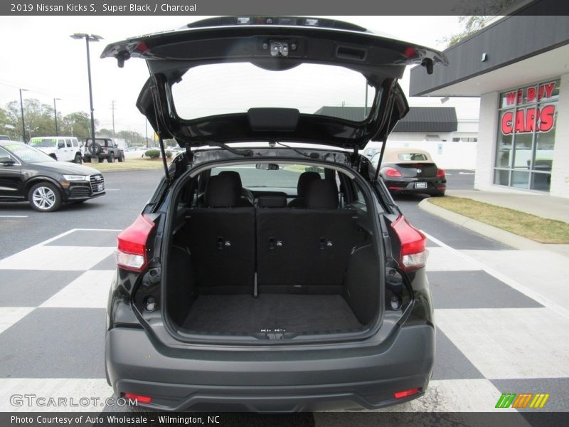 Super Black / Charcoal 2019 Nissan Kicks S