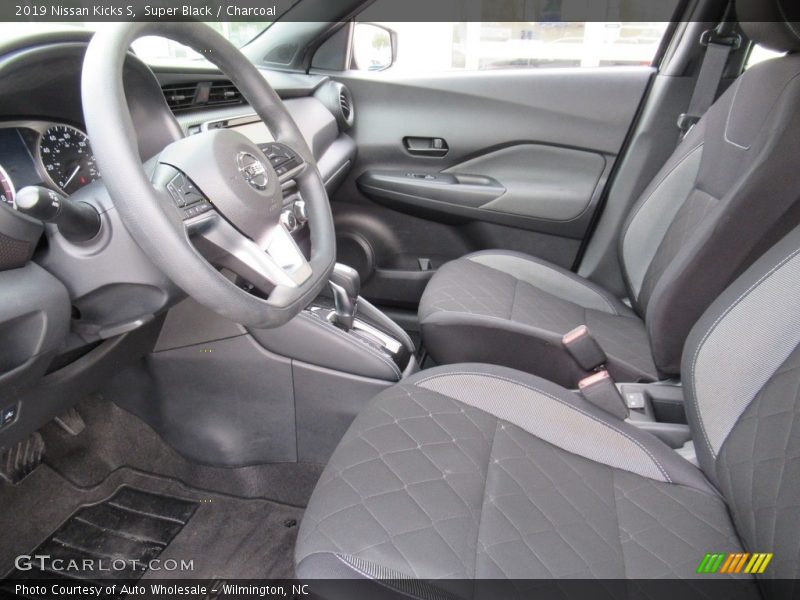 Super Black / Charcoal 2019 Nissan Kicks S
