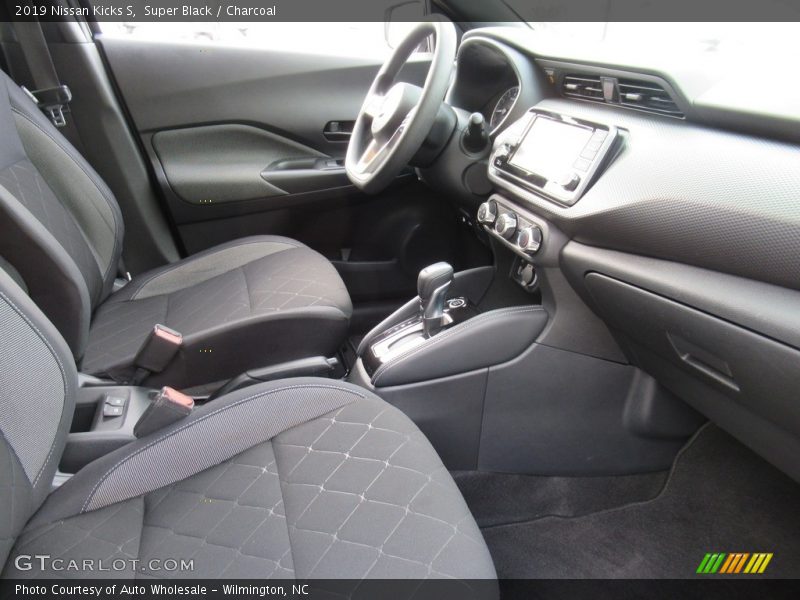 Super Black / Charcoal 2019 Nissan Kicks S