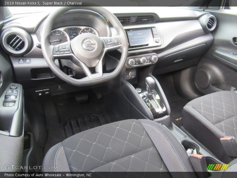 Super Black / Charcoal 2019 Nissan Kicks S