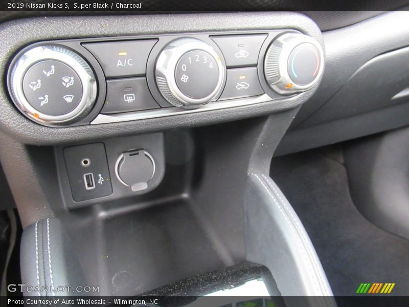 Super Black / Charcoal 2019 Nissan Kicks S